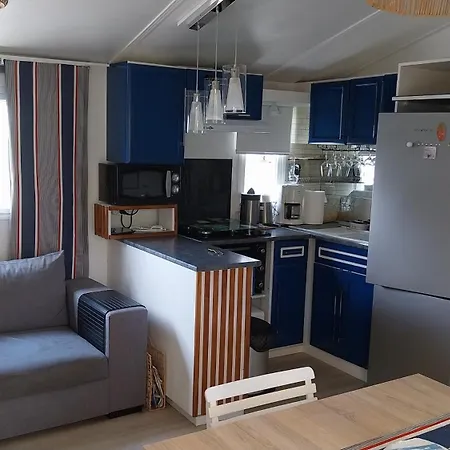 Julieregis مكان تخييم *