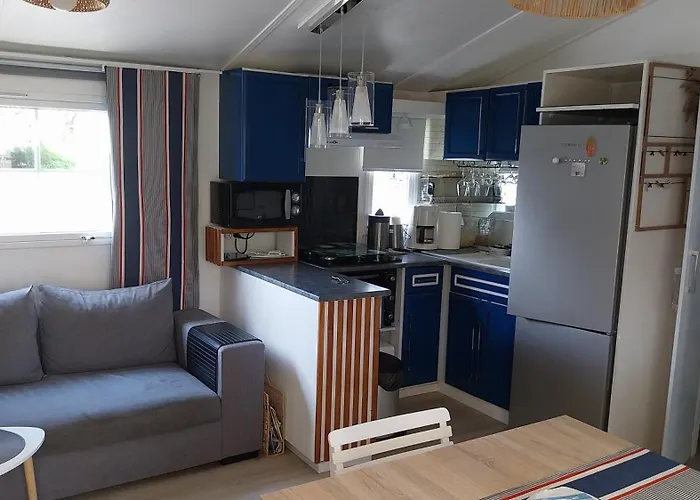 Julieregis مكان تخييم *